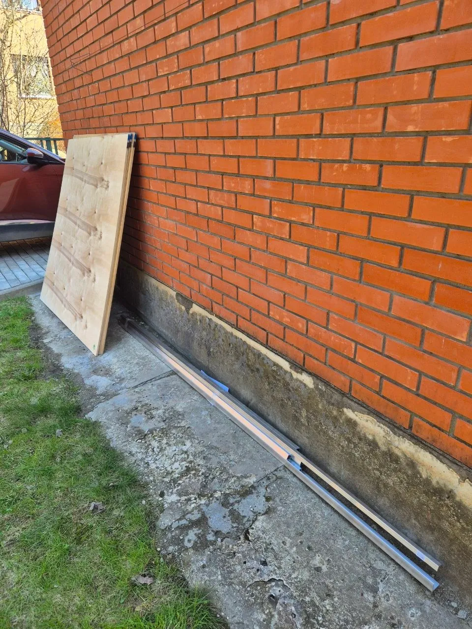 Фанера и профили для каркаса у дома